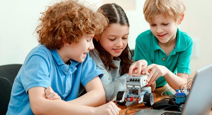 Niños programando un robot
